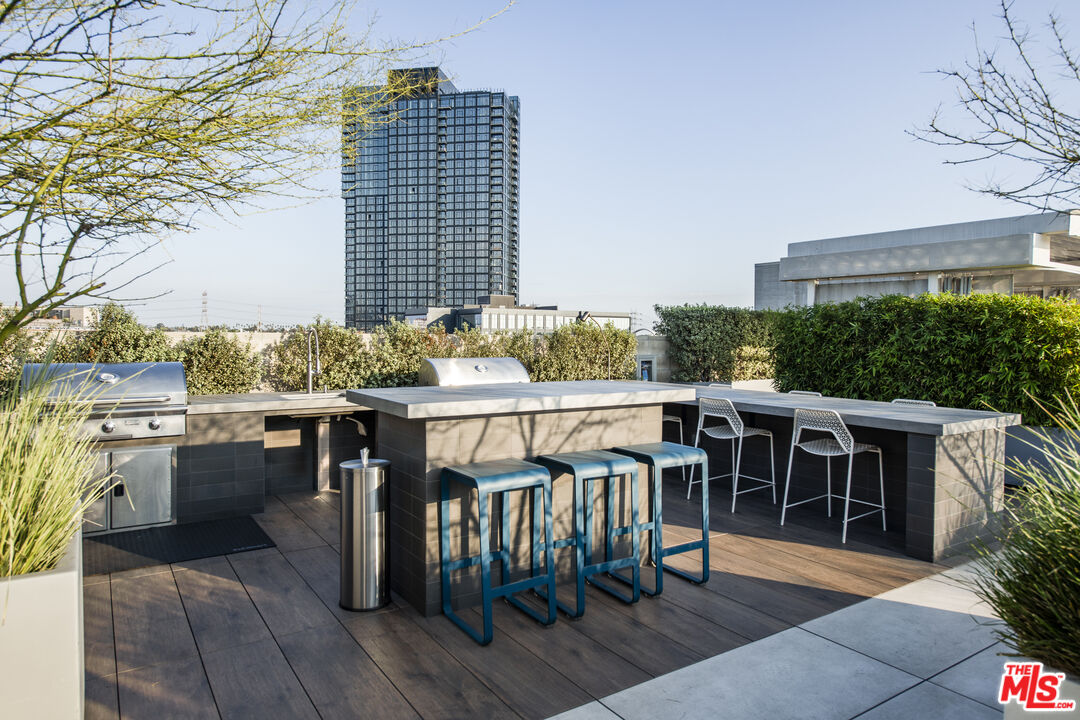 527 Molino St Unit: 202