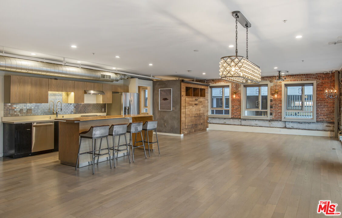 527 Molino St Unit: 202