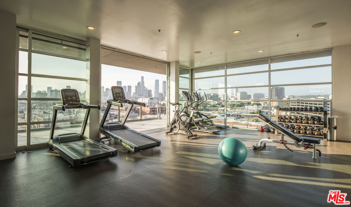 527 Molino St Unit: 202