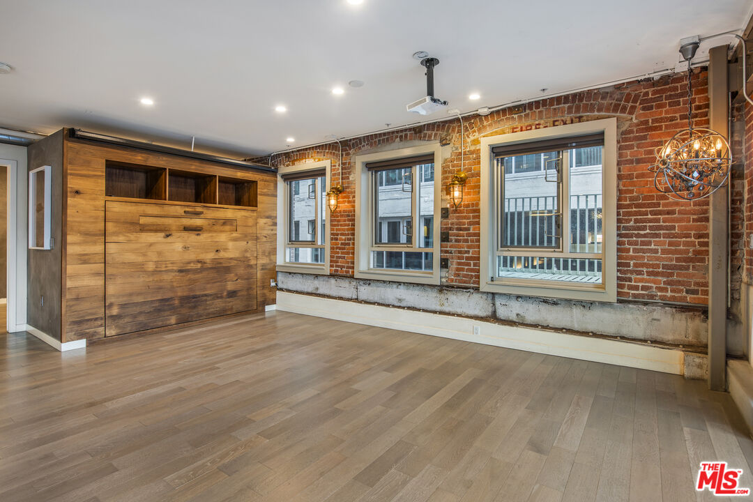 527 Molino St Unit: 202