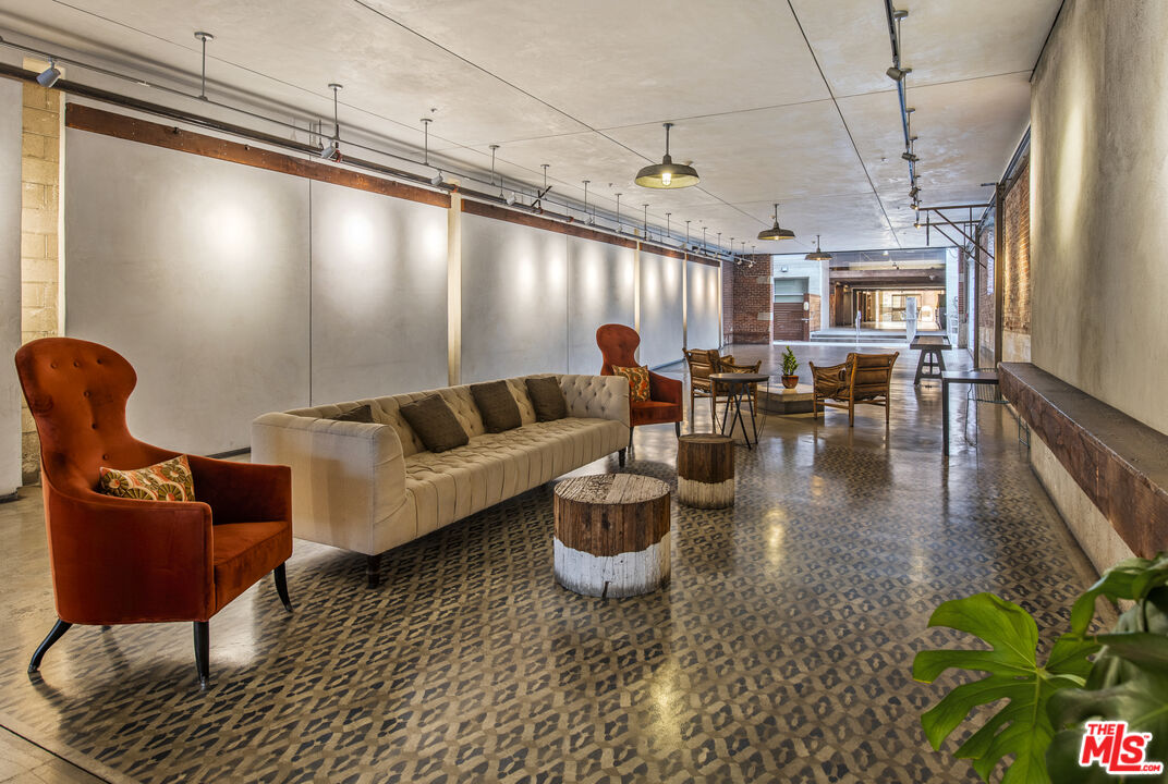 527 Molino St Unit: 202