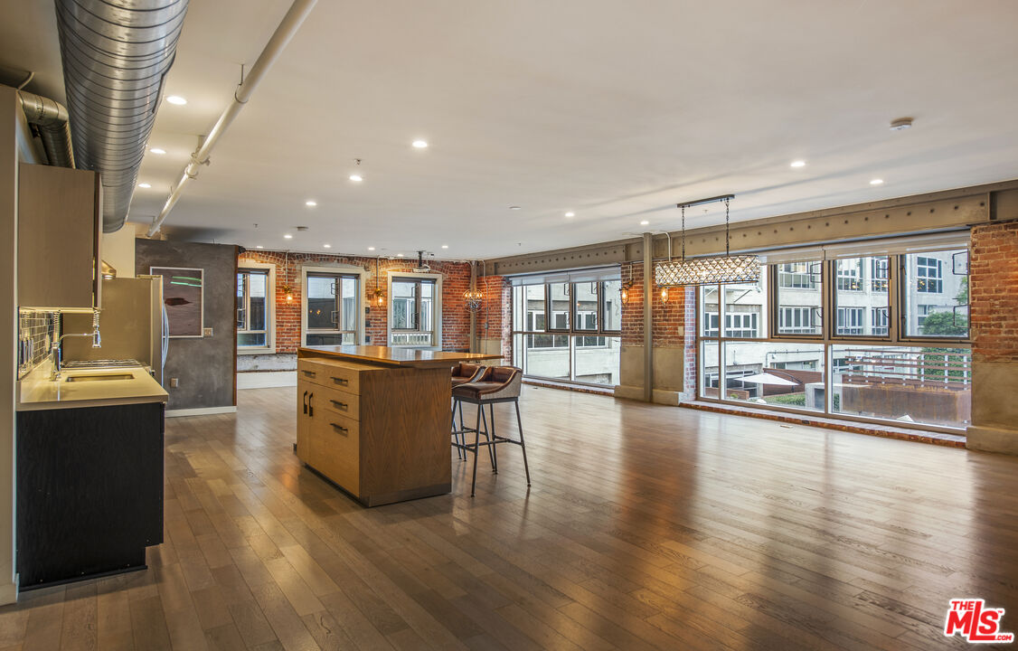 527 Molino St Unit: 202