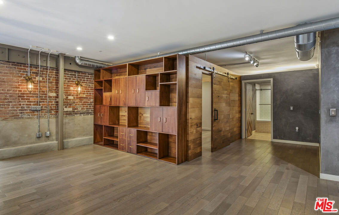 527 Molino St Unit: 202