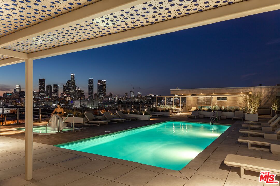 527 Molino St Unit: 202