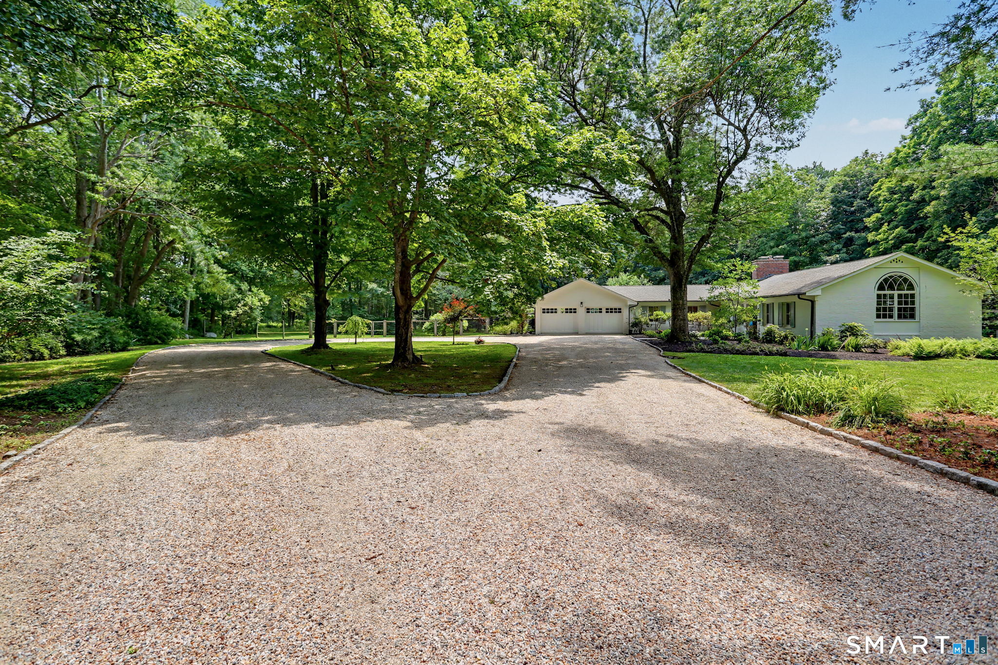 585 Hoydens Lane