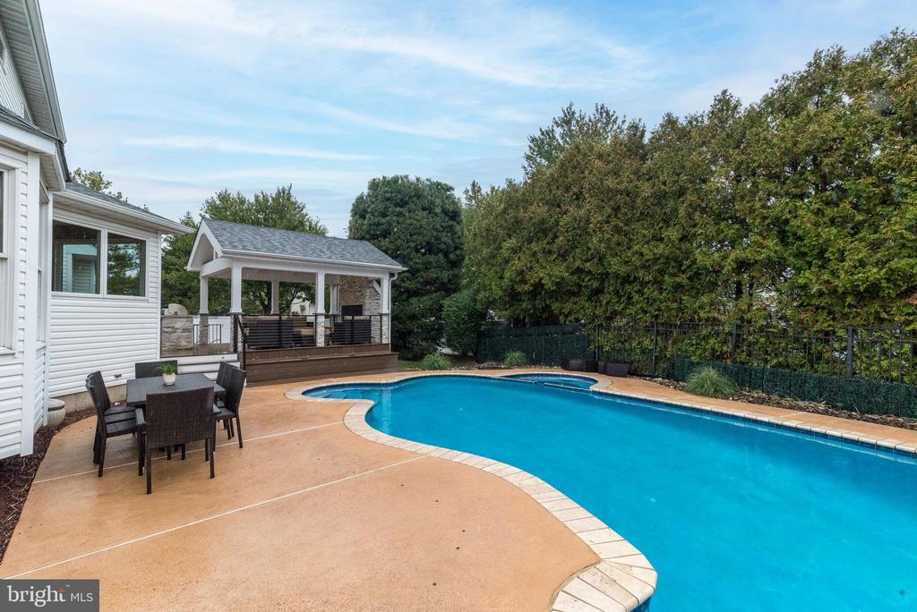 2004 CARMEL DRIVE
