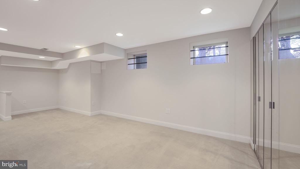 8 AURORA COURT