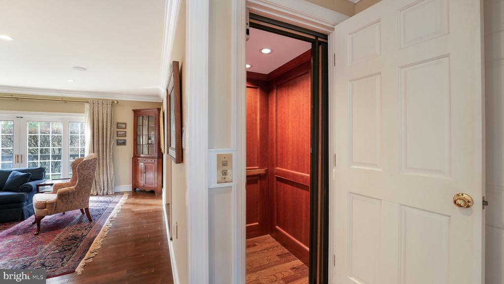 8 AURORA COURT