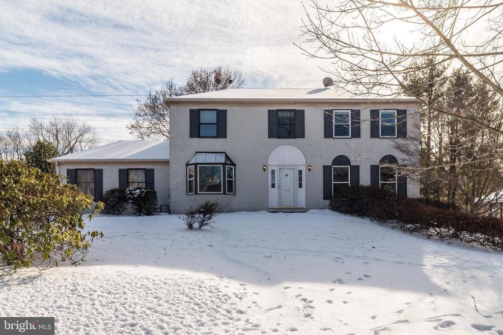 1816 FAIRWAY DRIVE