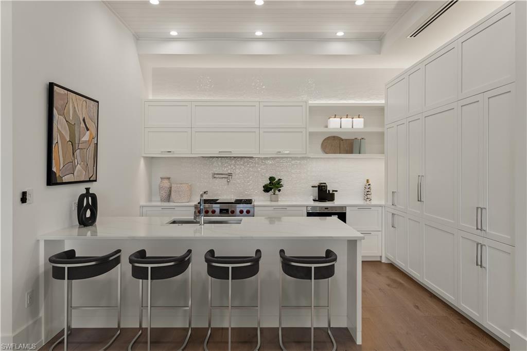 201 8th St S # 104, NAPLES Unit: 104