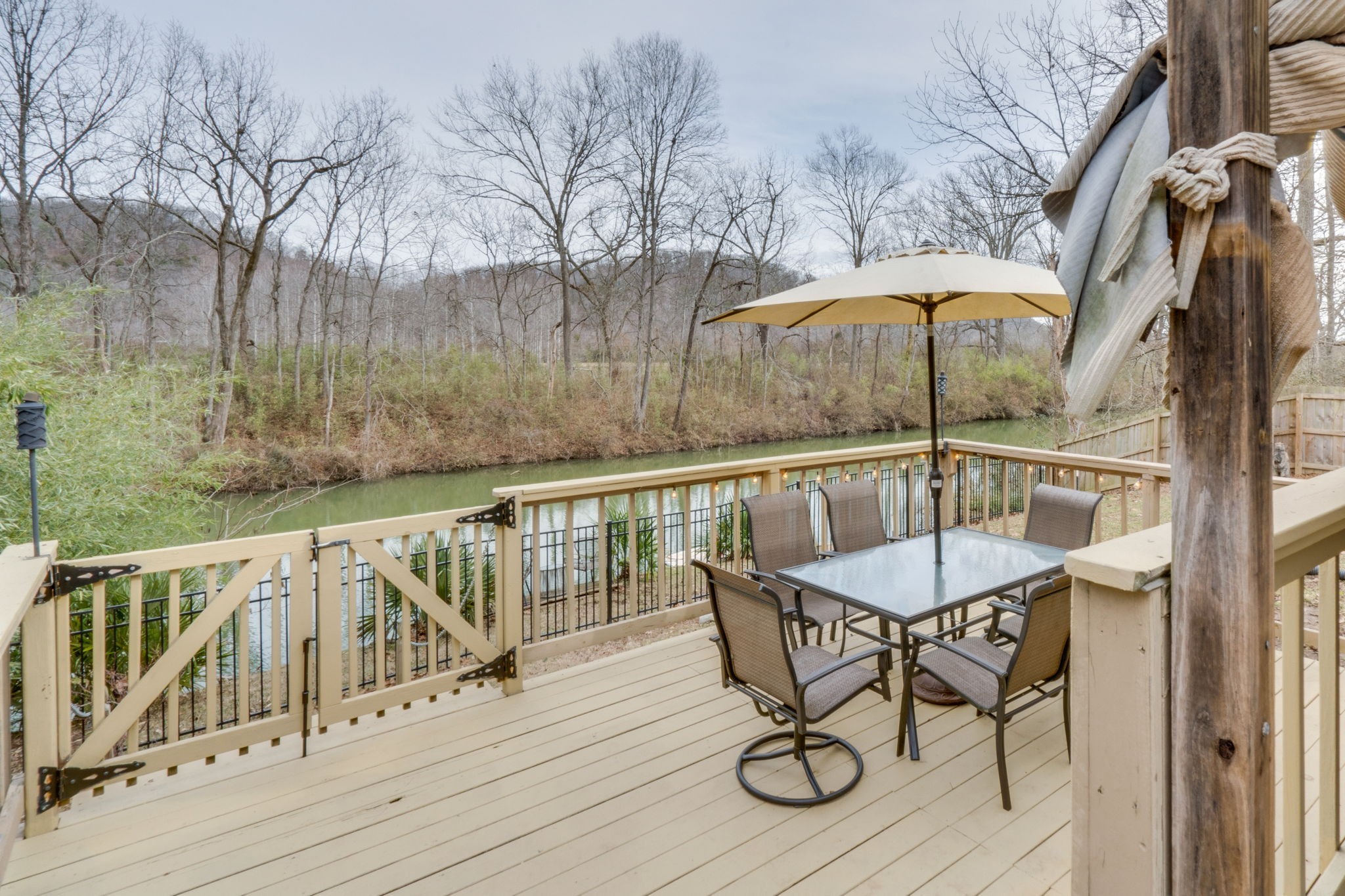 1182 Lakeside Dr