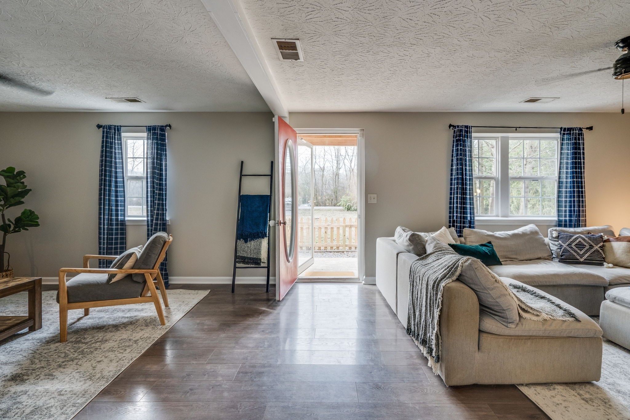 1182 Lakeside Dr