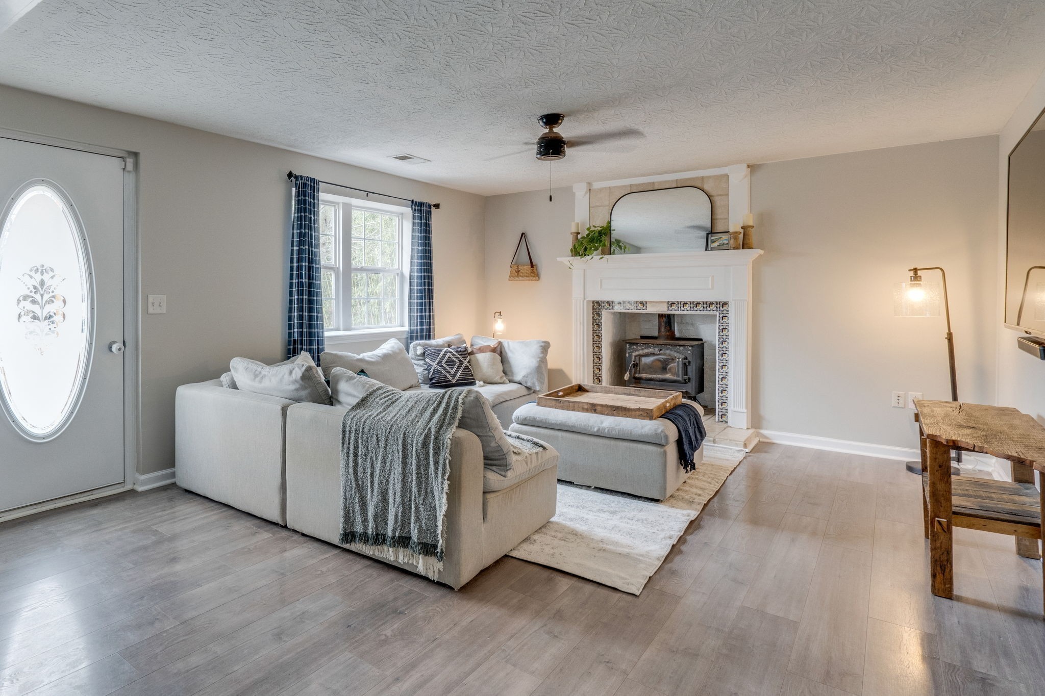 1182 Lakeside Dr
