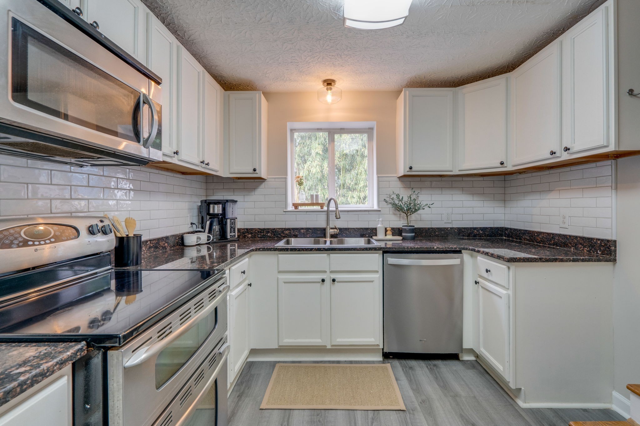 1182 Lakeside Dr