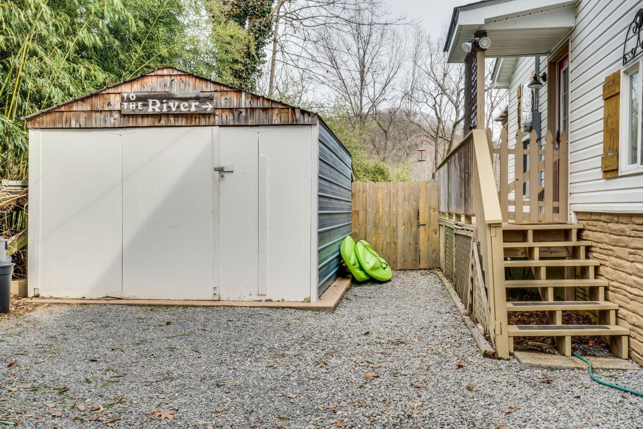 1182 Lakeside Dr