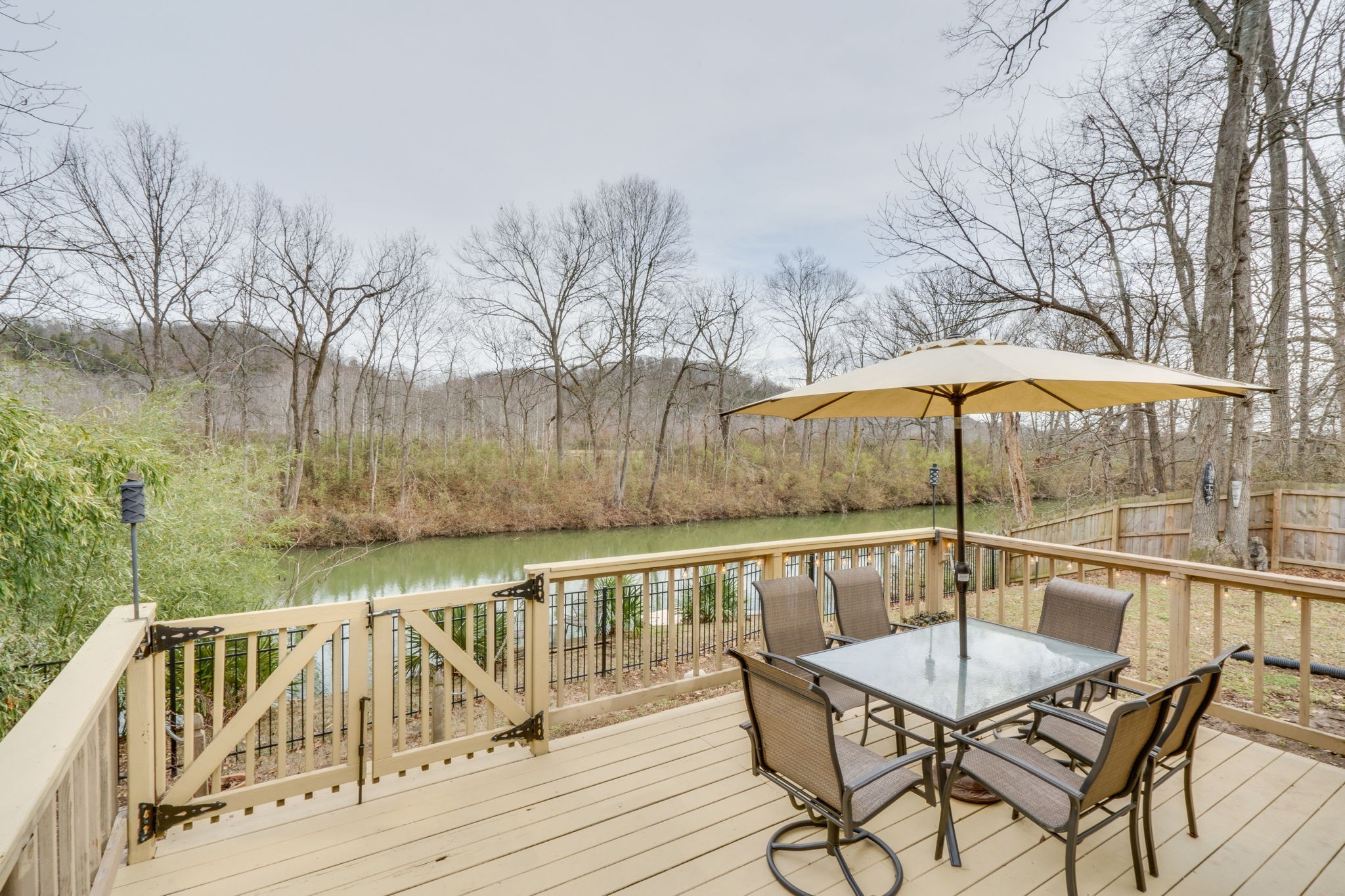 1182 Lakeside Dr