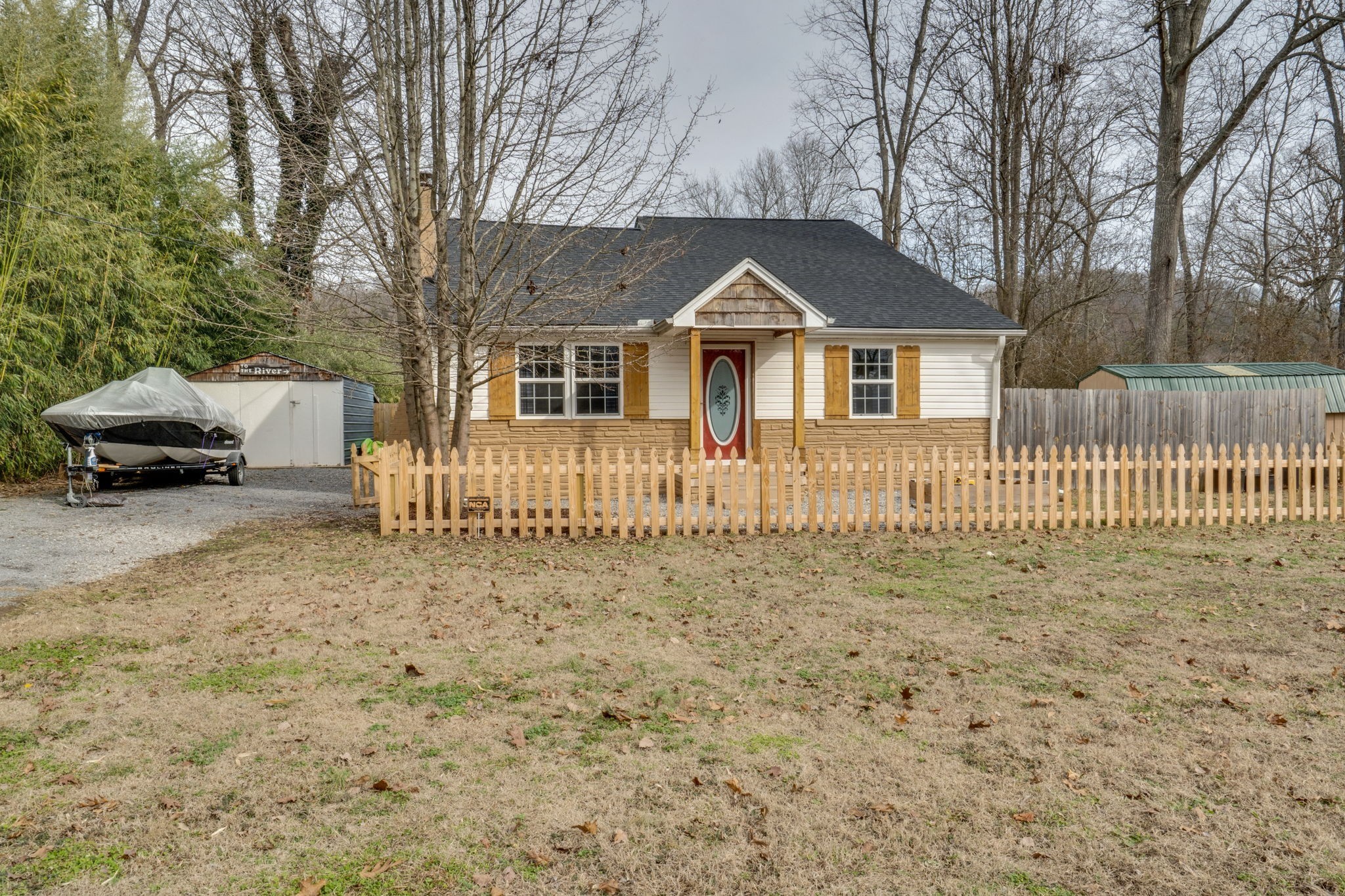 1182 Lakeside Dr