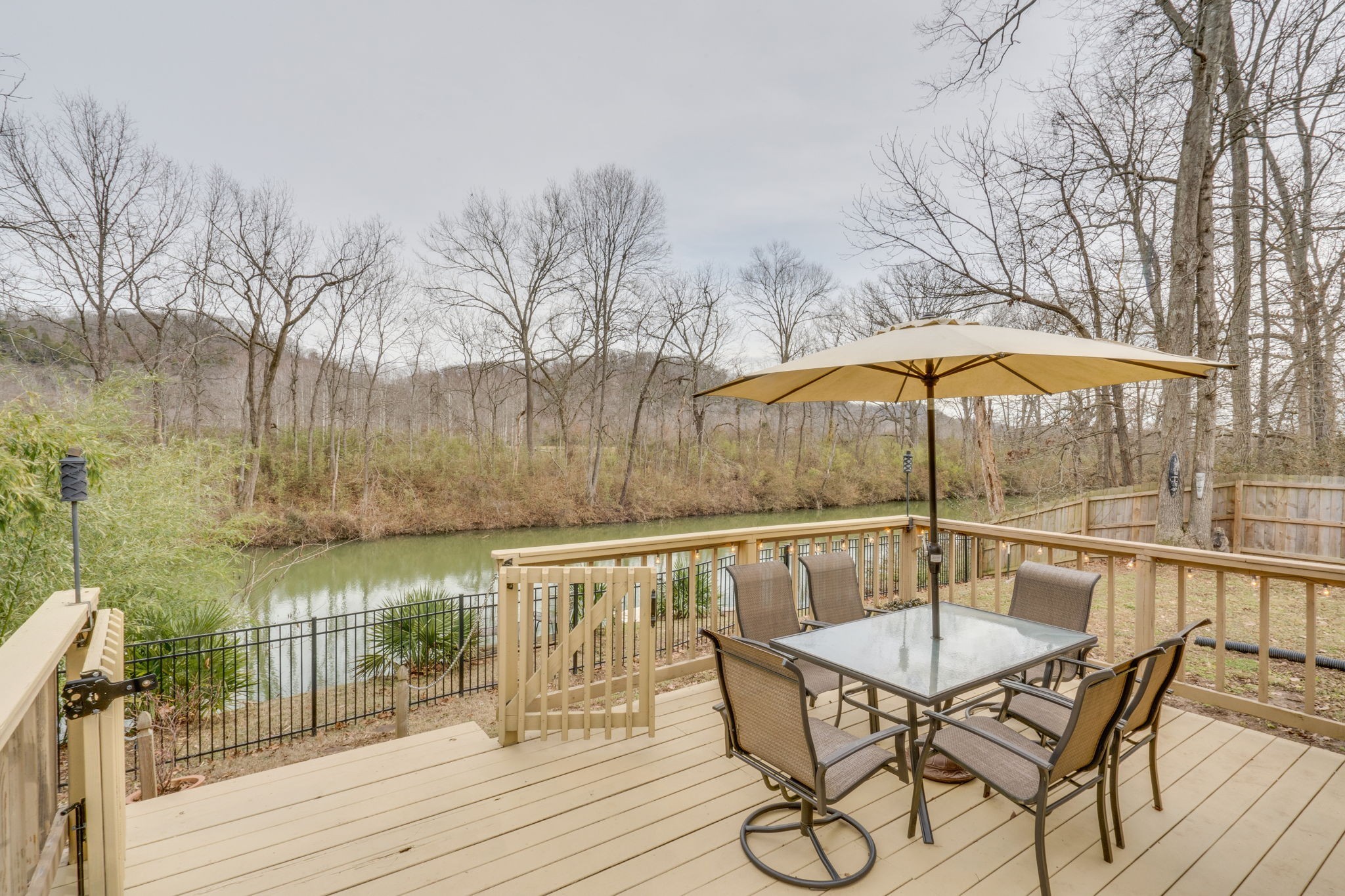1182 Lakeside Dr