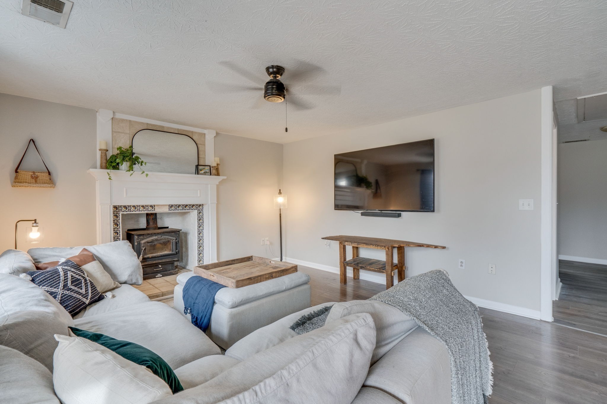 1182 Lakeside Dr