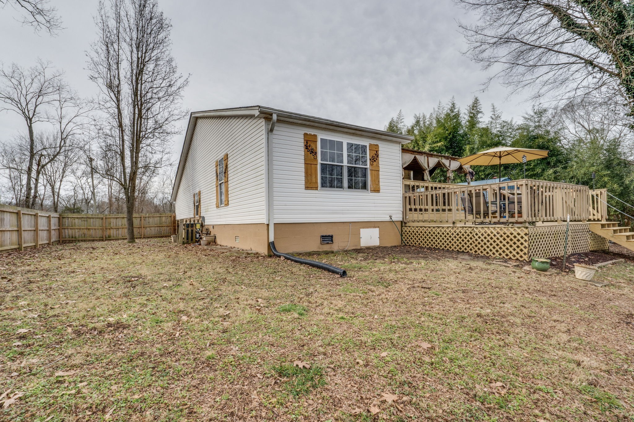 1182 Lakeside Dr