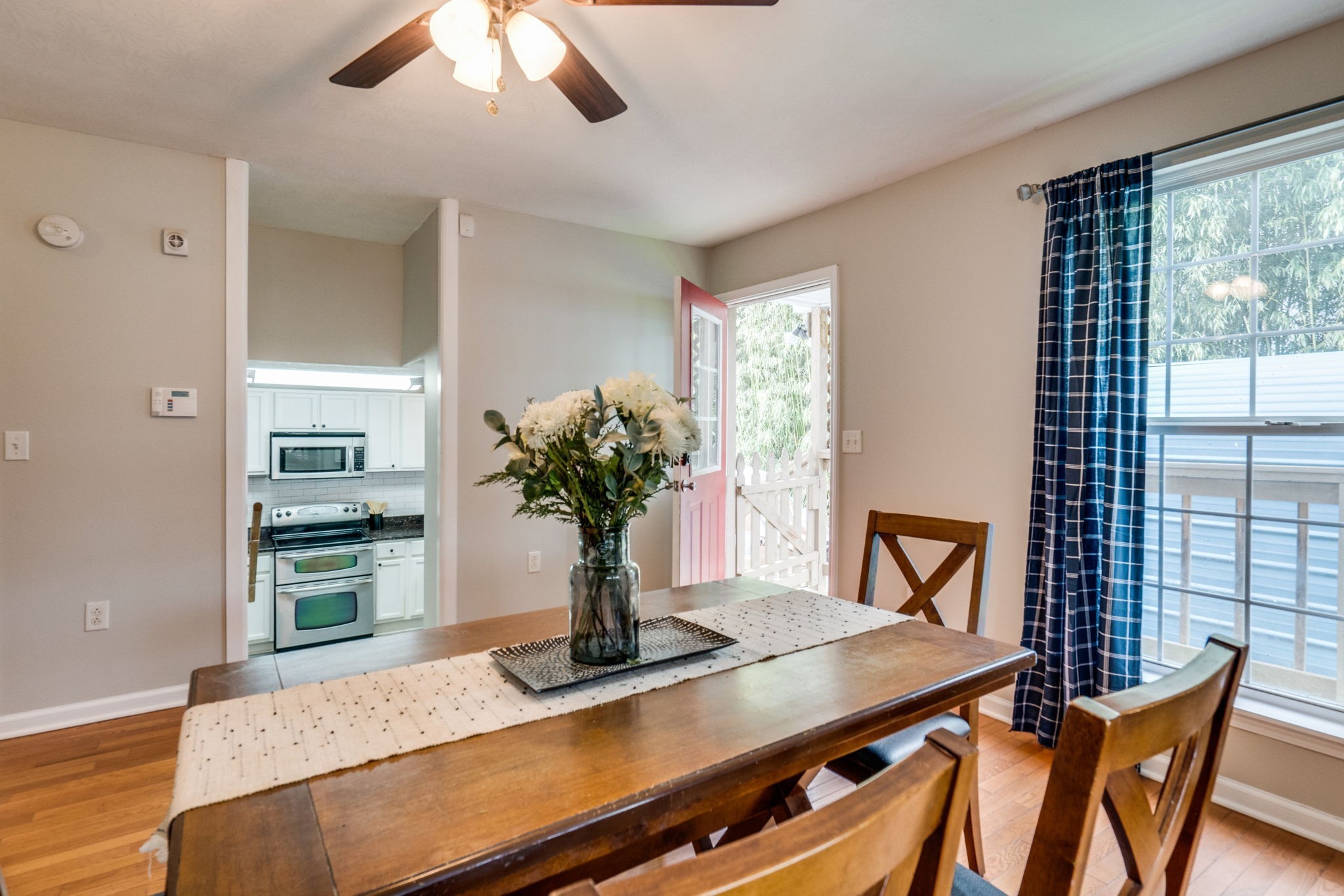 1182 Lakeside Dr