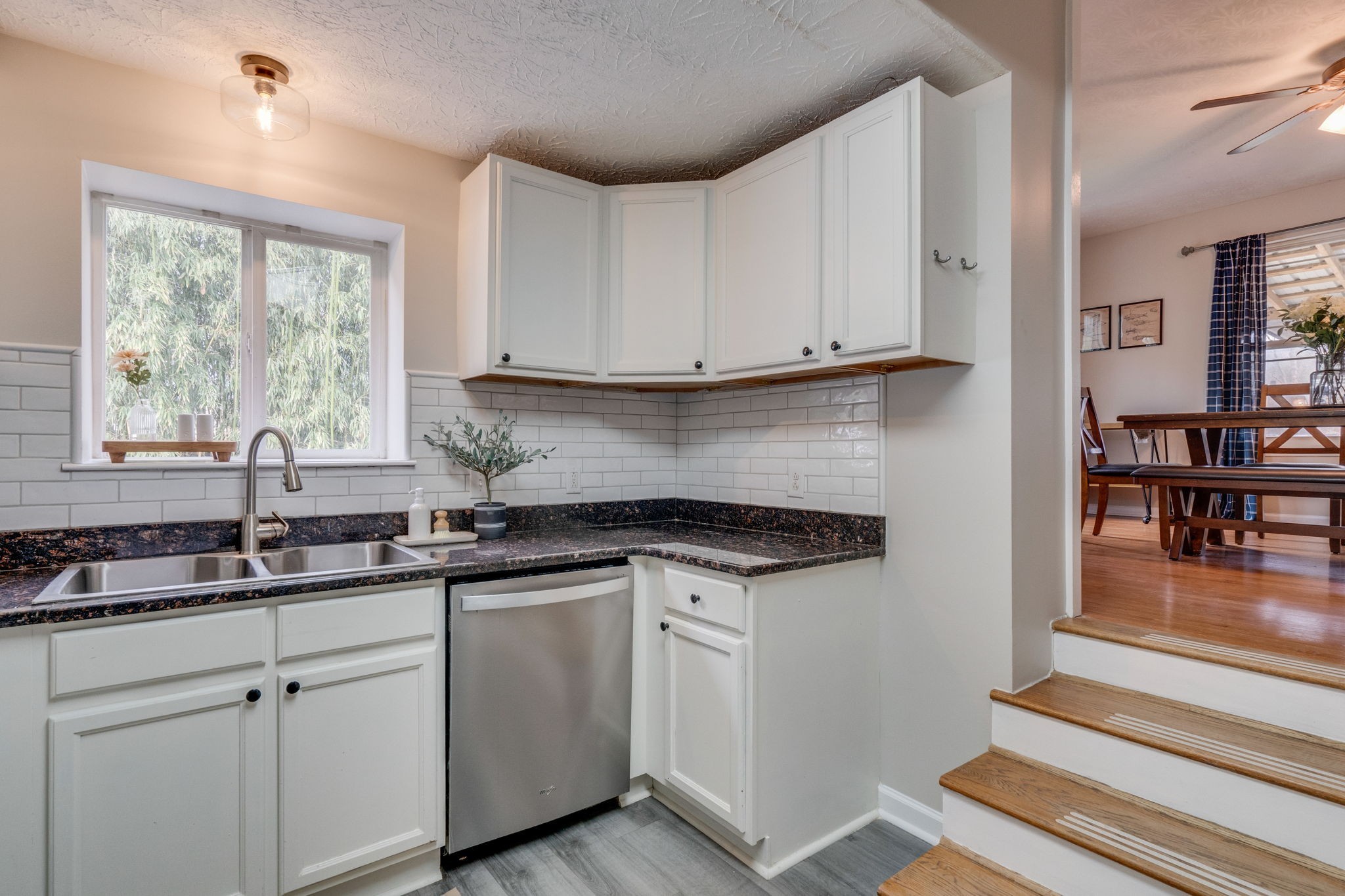 1182 Lakeside Dr