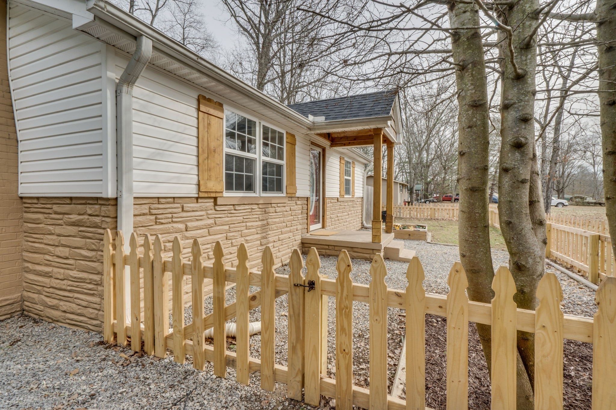 1182 Lakeside Dr