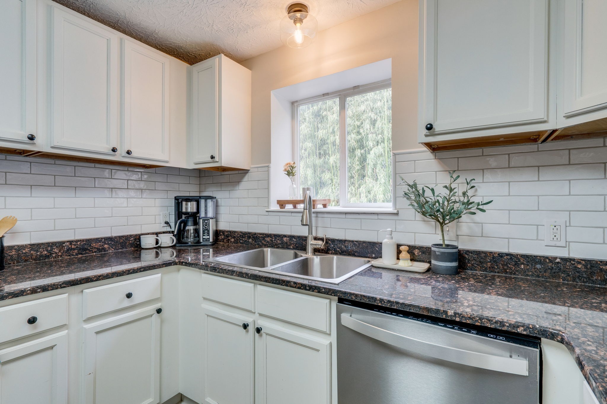 1182 Lakeside Dr