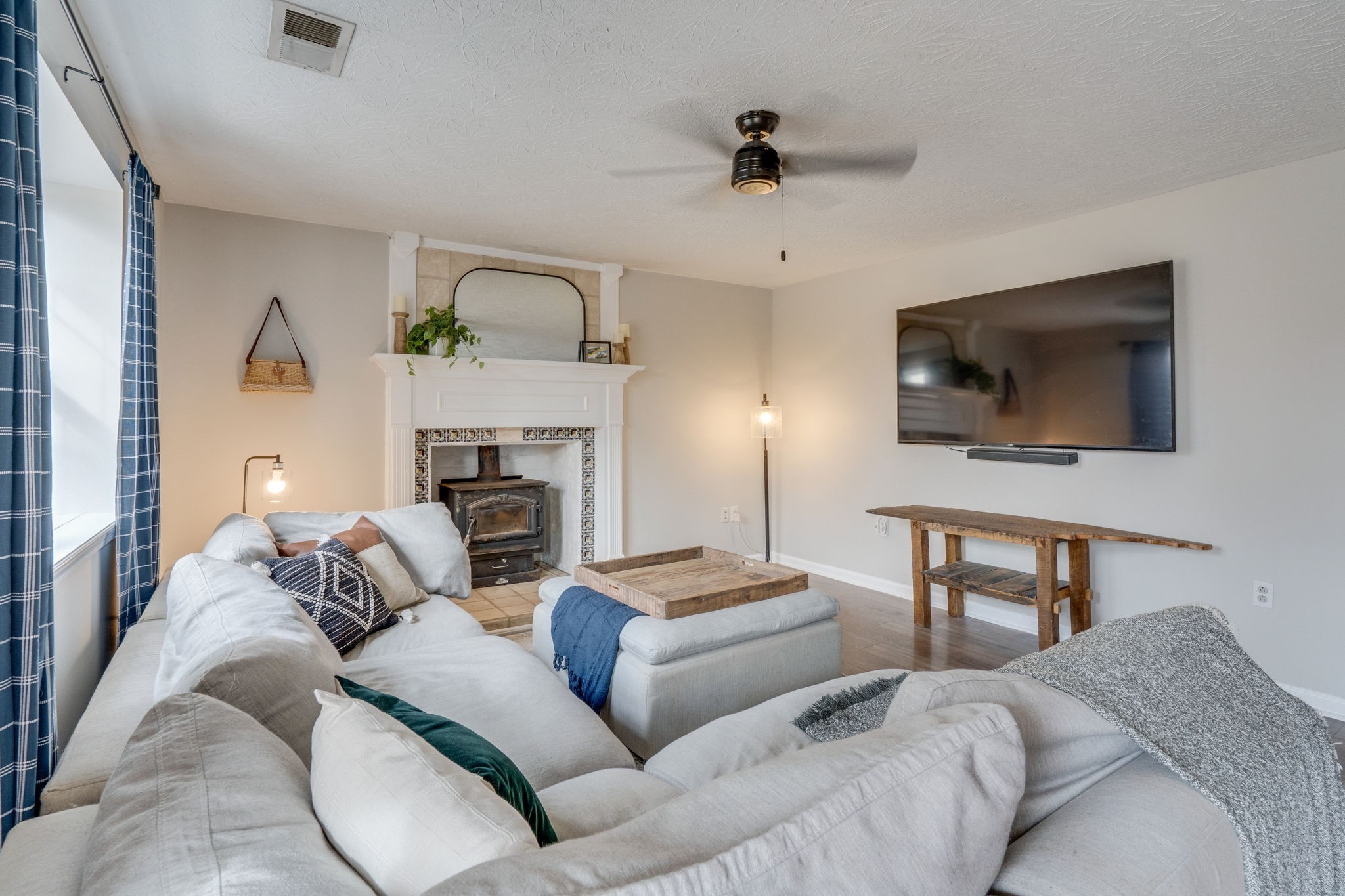 1182 Lakeside Dr