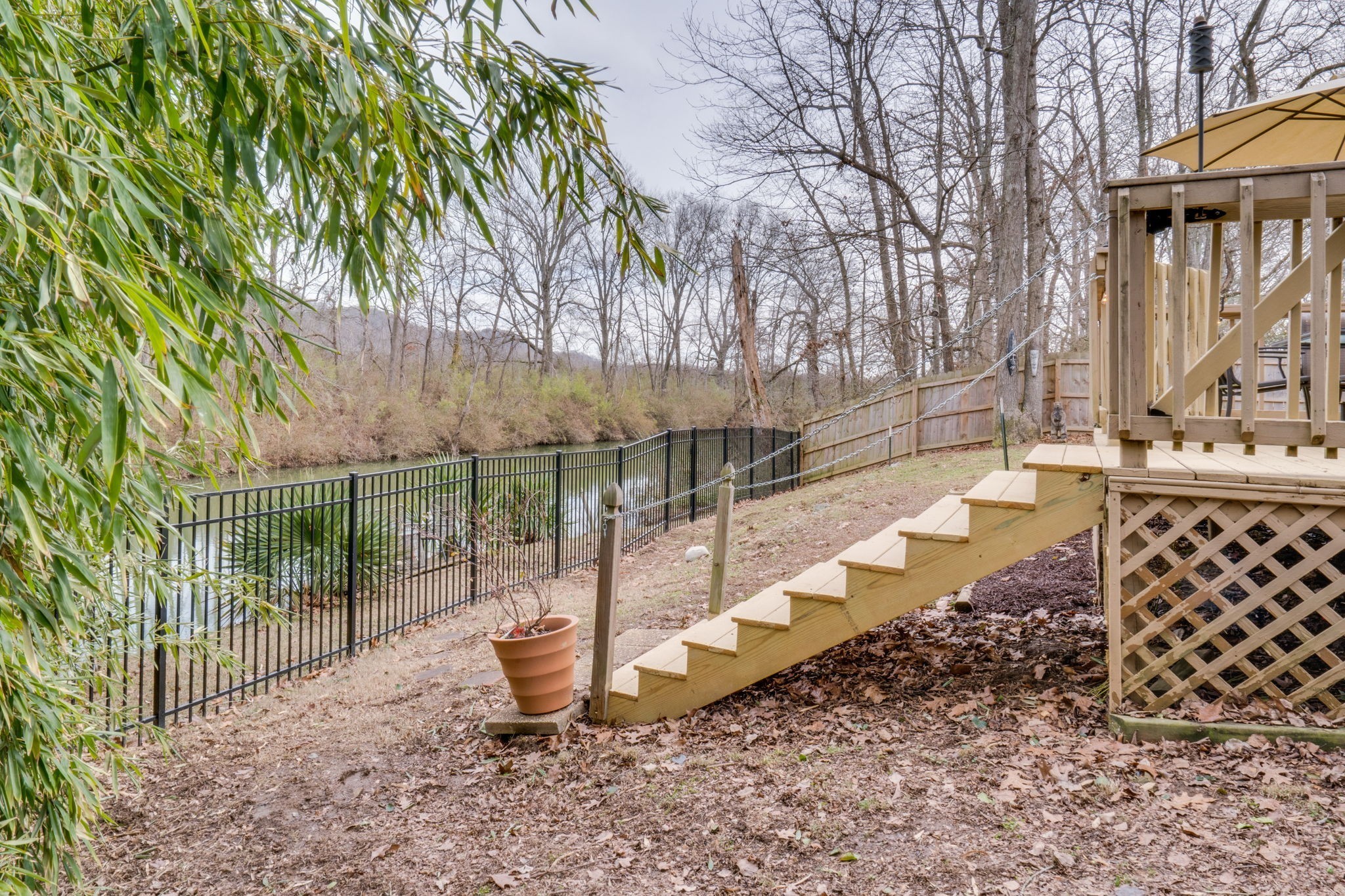 1182 Lakeside Dr