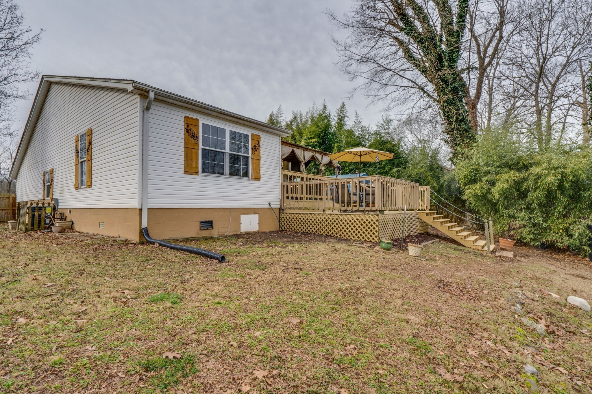 1182 Lakeside Dr