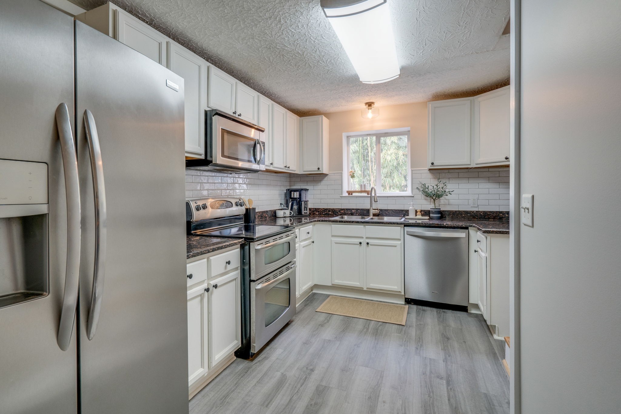 1182 Lakeside Dr