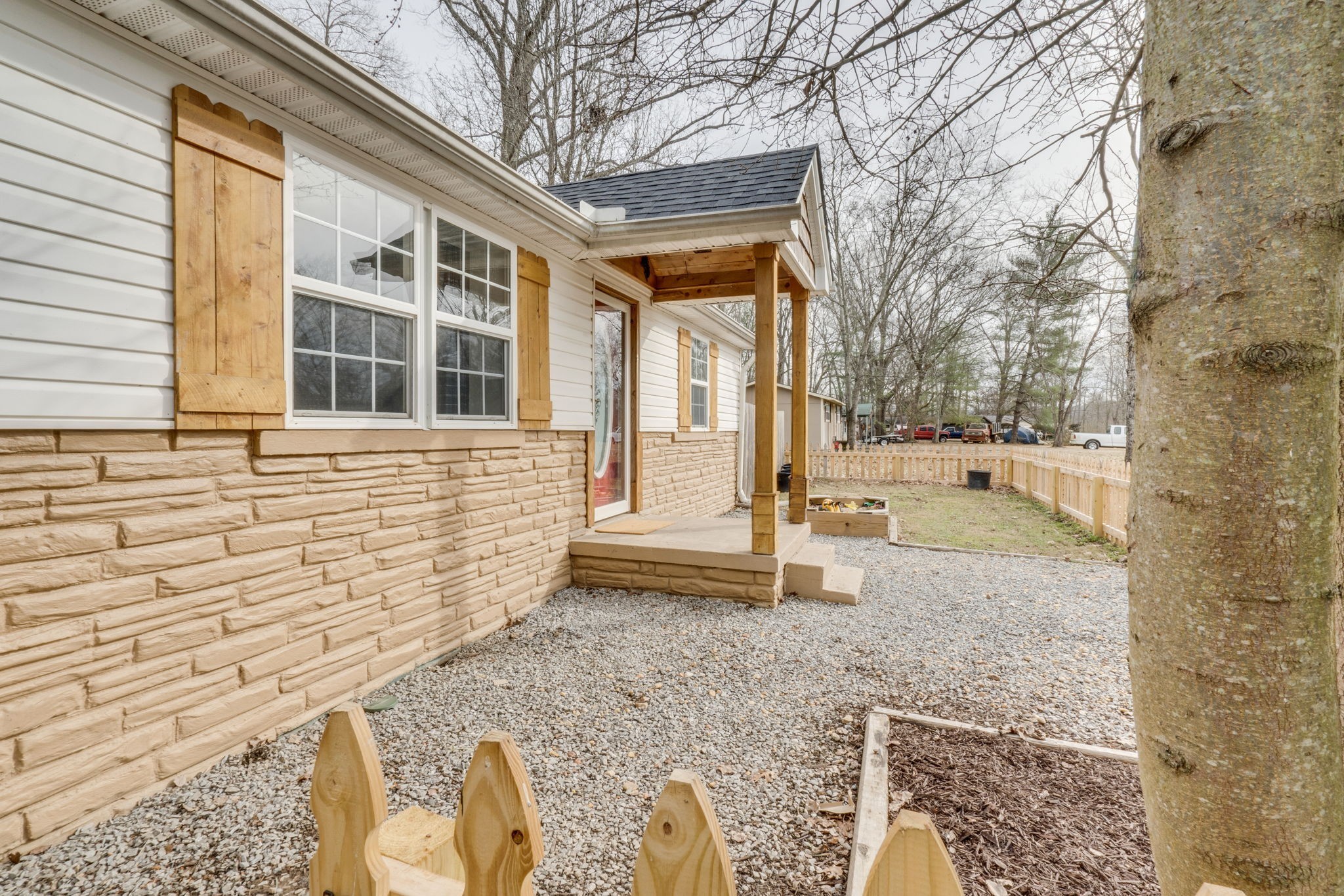 1182 Lakeside Dr