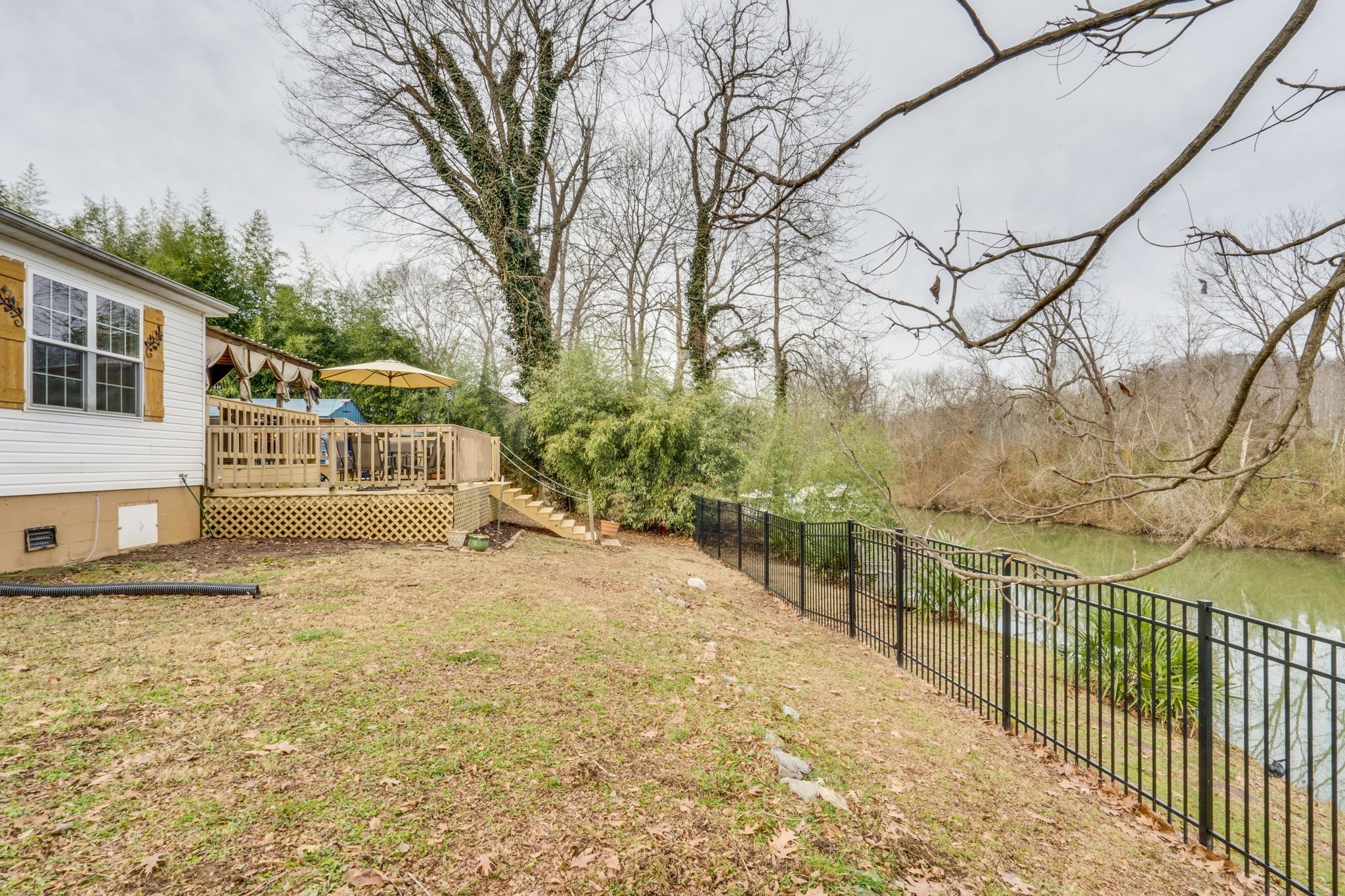 1182 Lakeside Dr