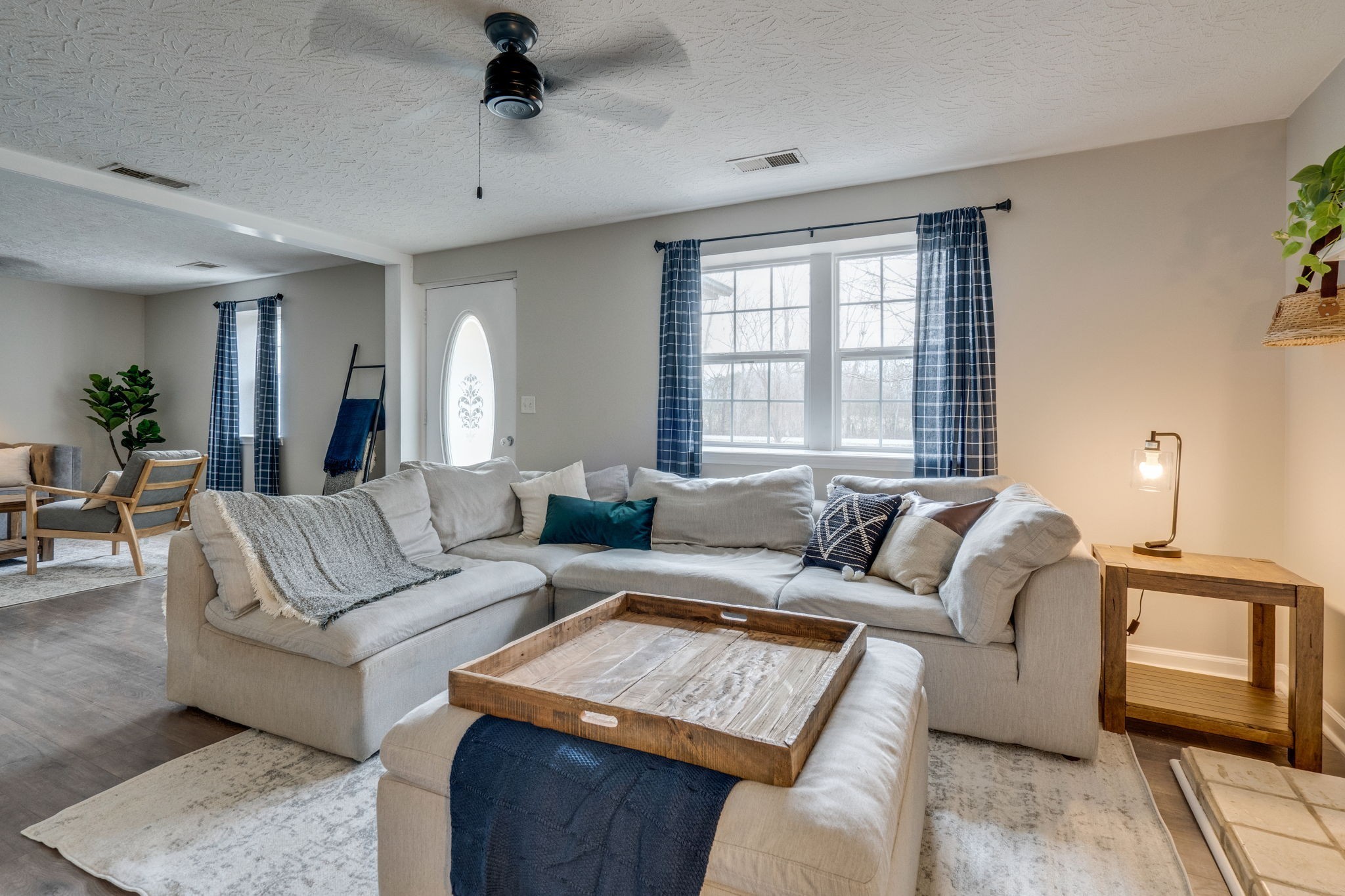 1182 Lakeside Dr