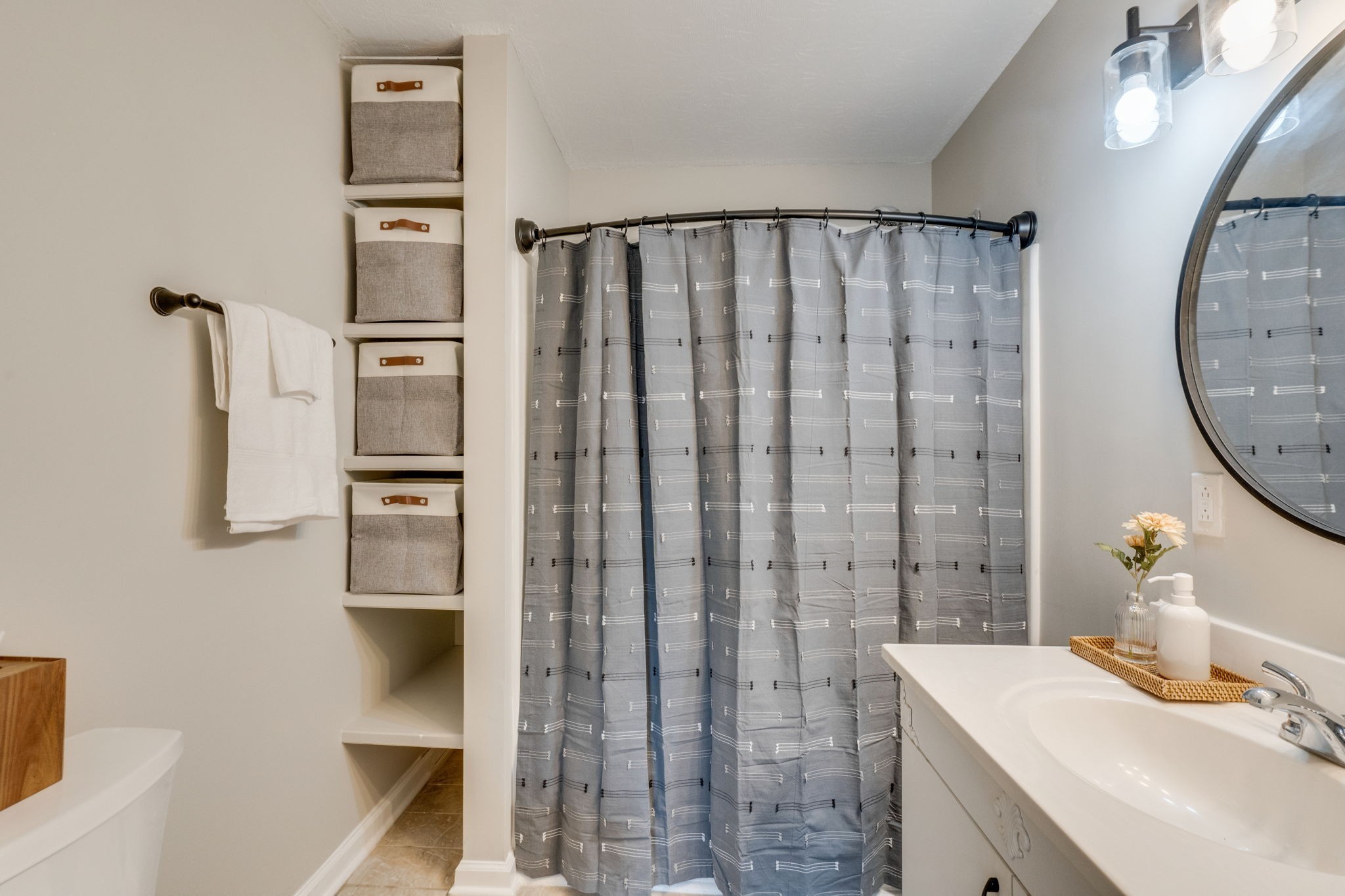 1182 Lakeside Dr