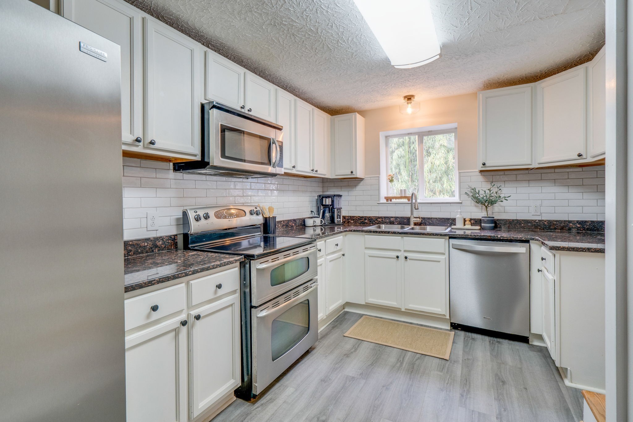1182 Lakeside Dr