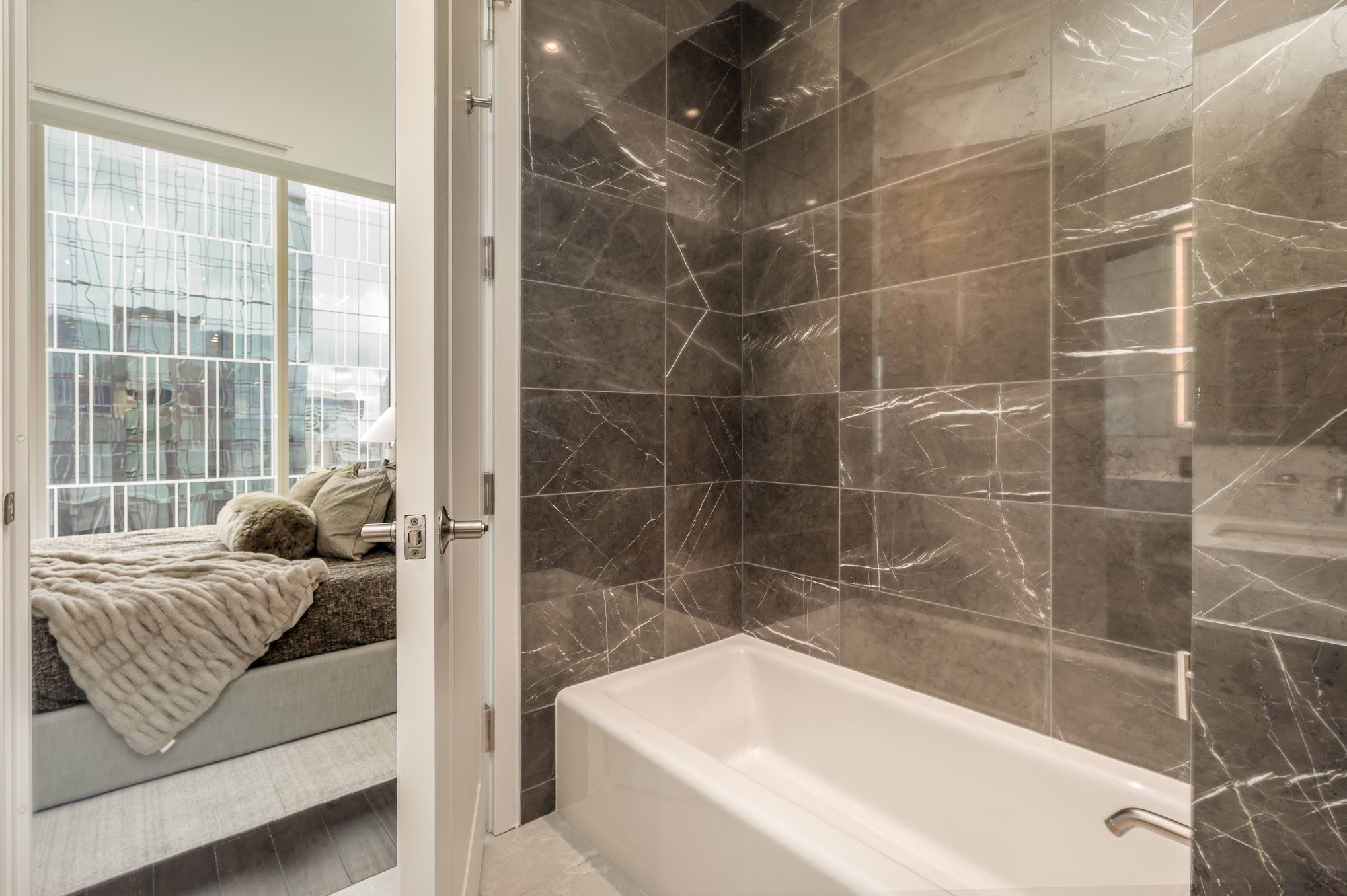 160 2nd Ave, S Unit: 1904