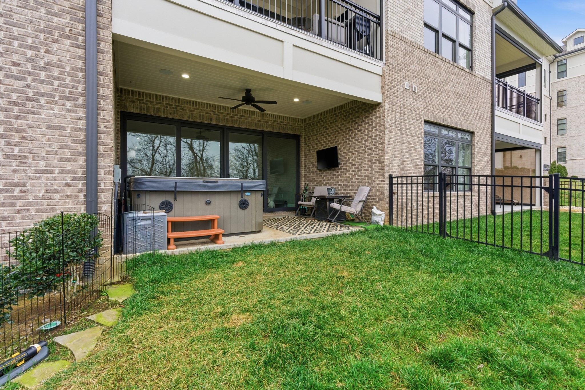 1024 Club View Drive Unit: B301