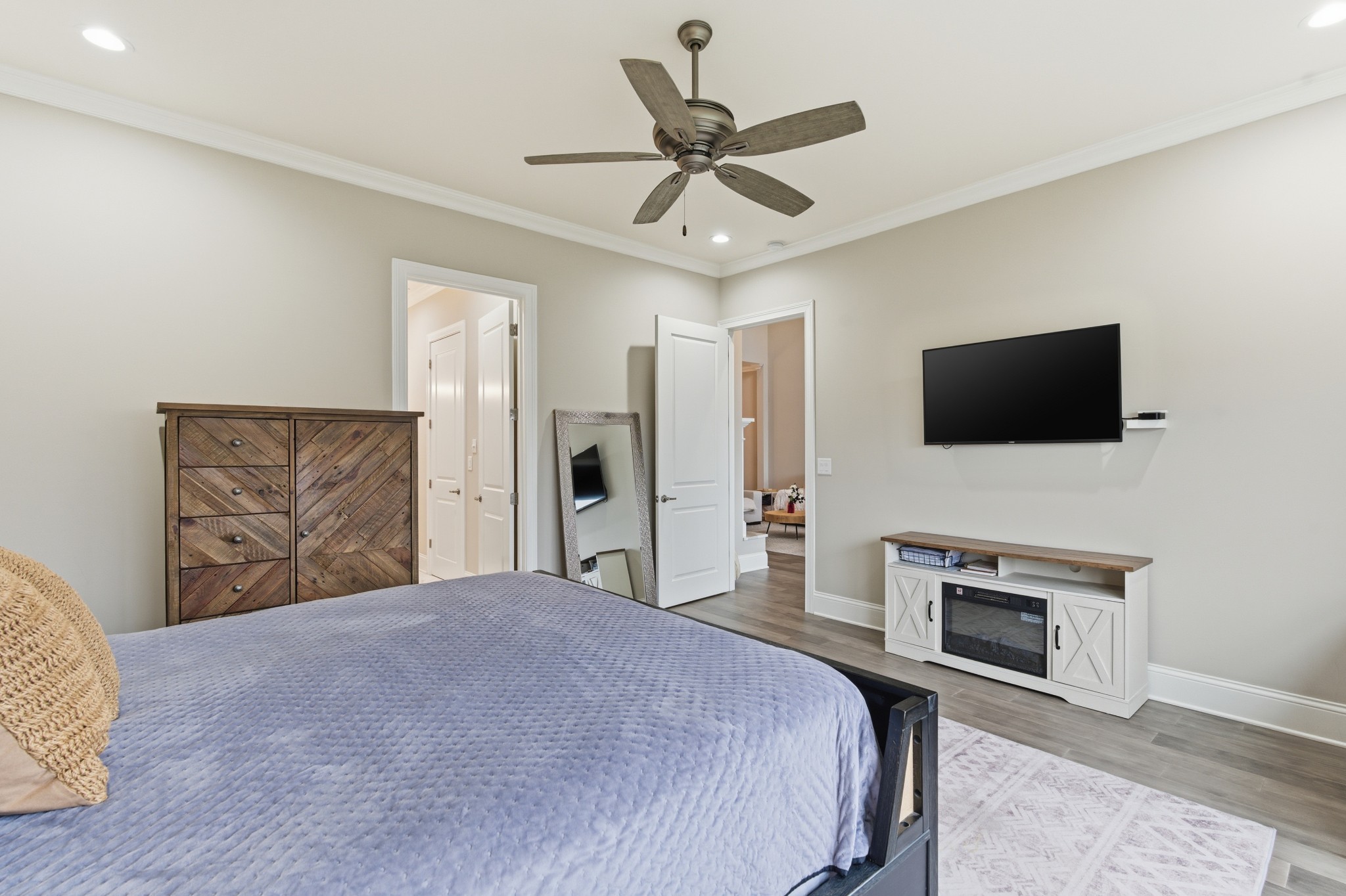 1024 Club View Drive Unit: B301