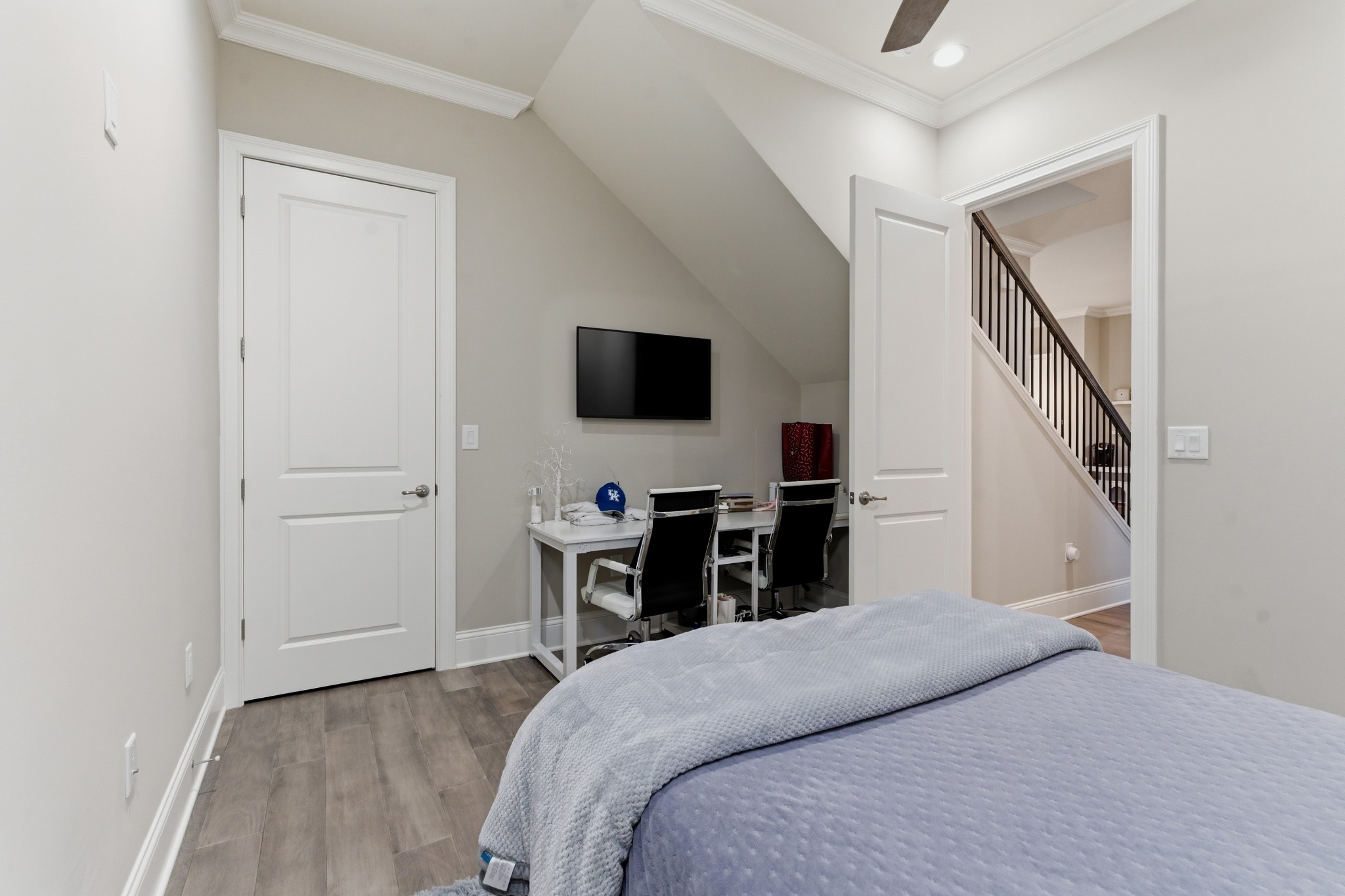 1024 Club View Drive Unit: B301