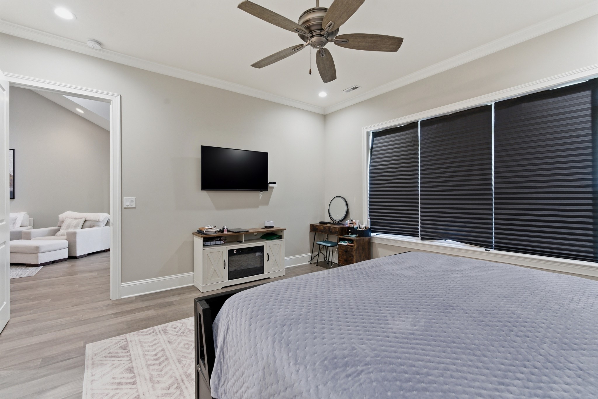 1024 Club View Drive Unit: B301