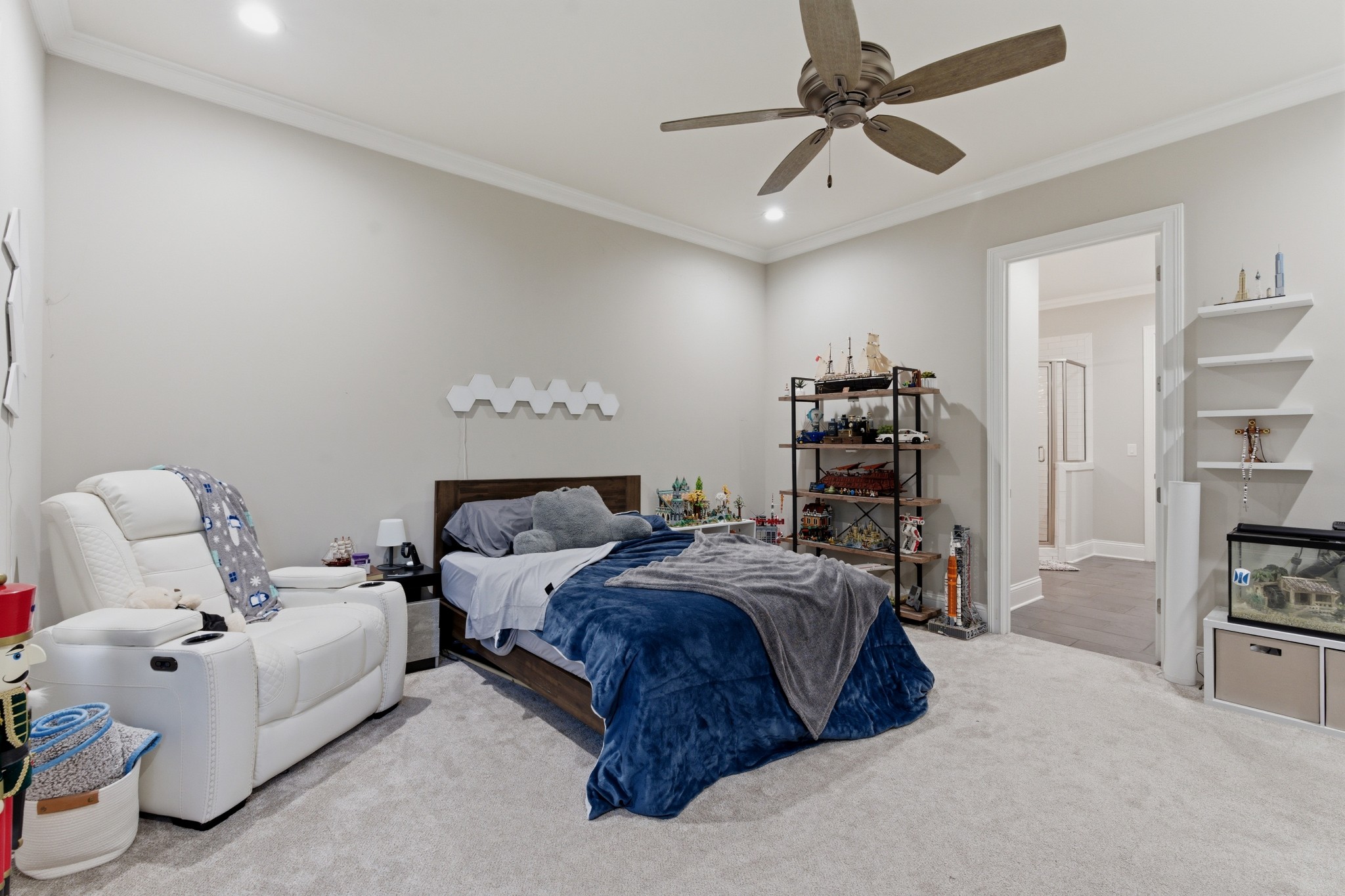 1024 Club View Drive Unit: B301