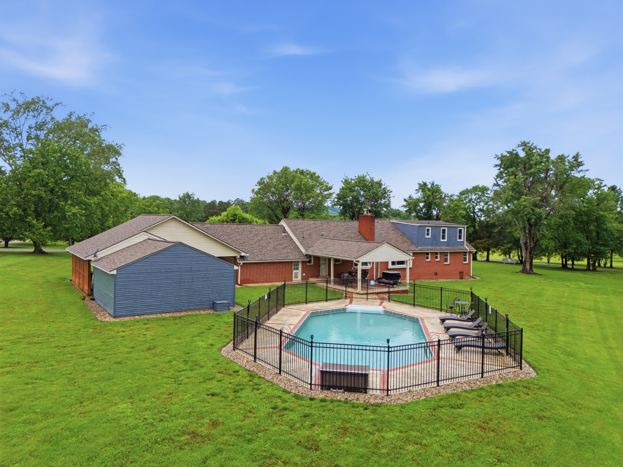1108 Lakeview Dr