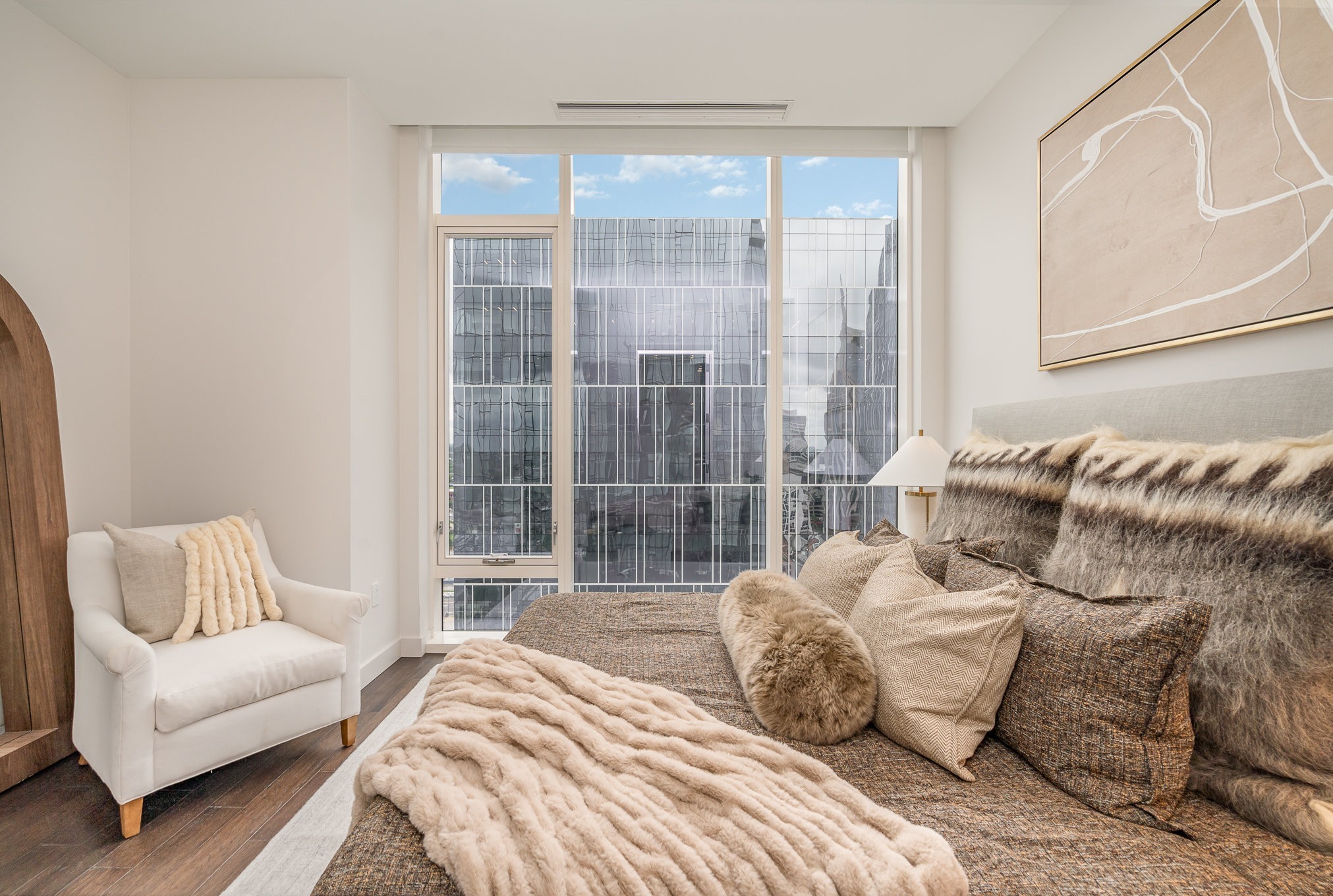 160 2nd Ave, S Unit: 1904