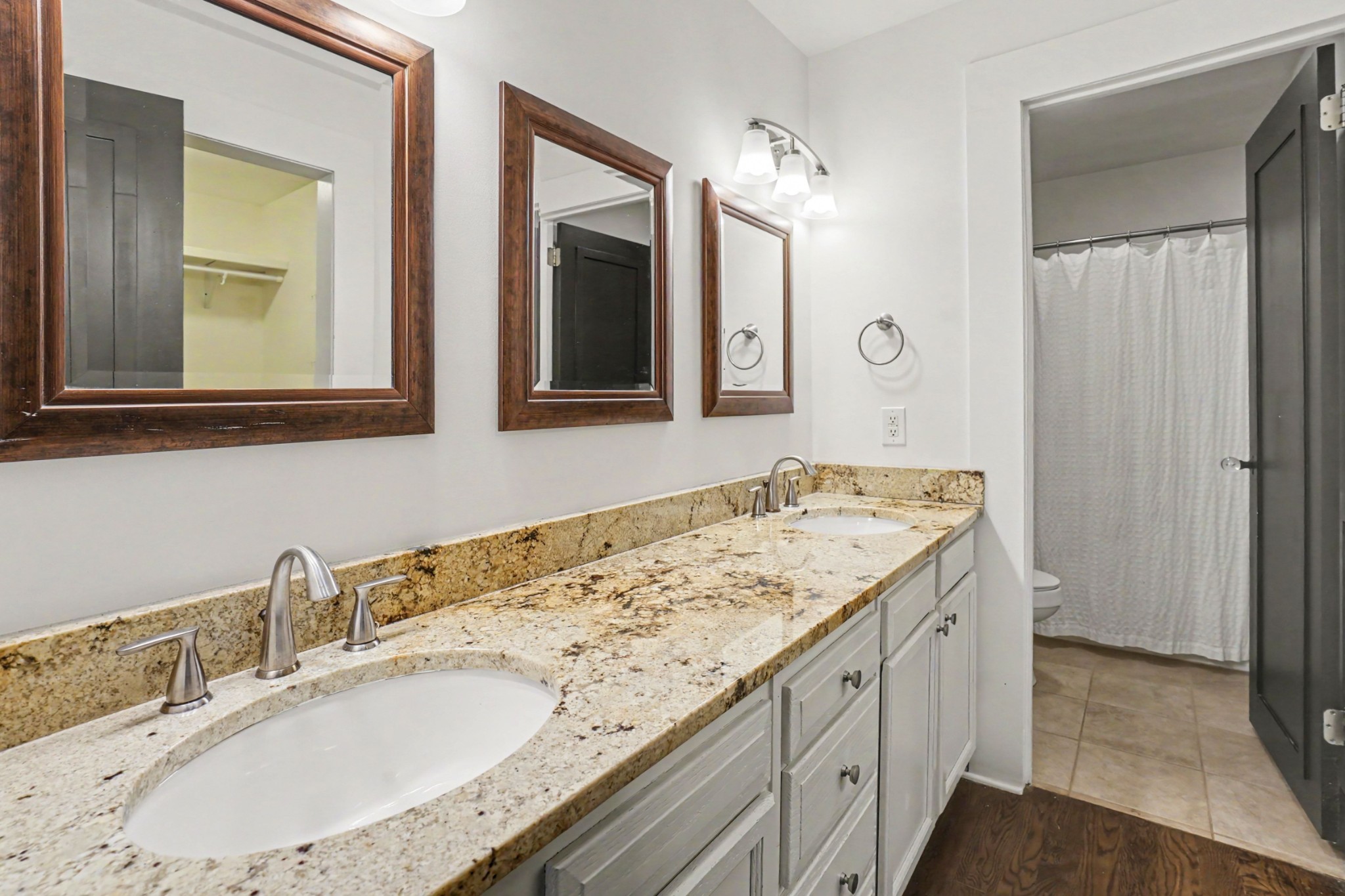 562 Doral Country Dr