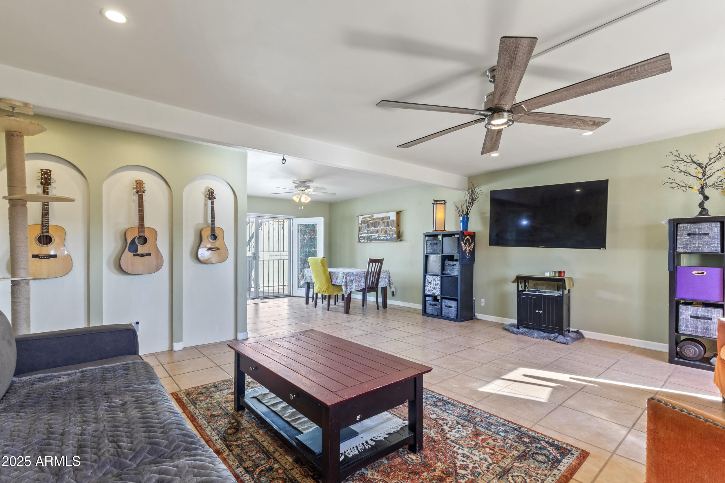 2410 W PARADISE Drive