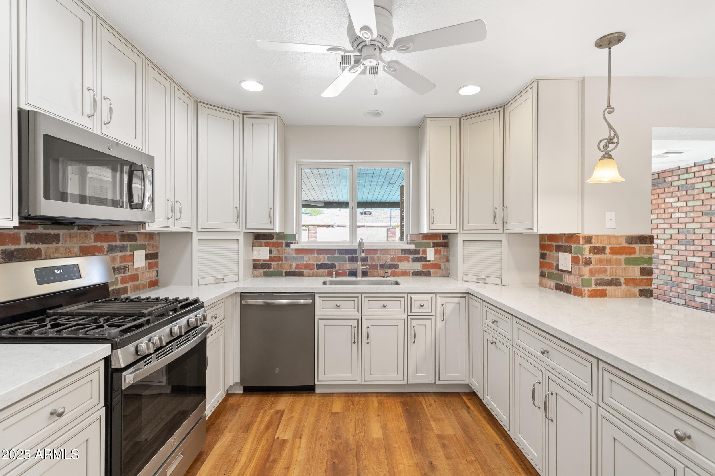 718 E FAIRMONT Drive