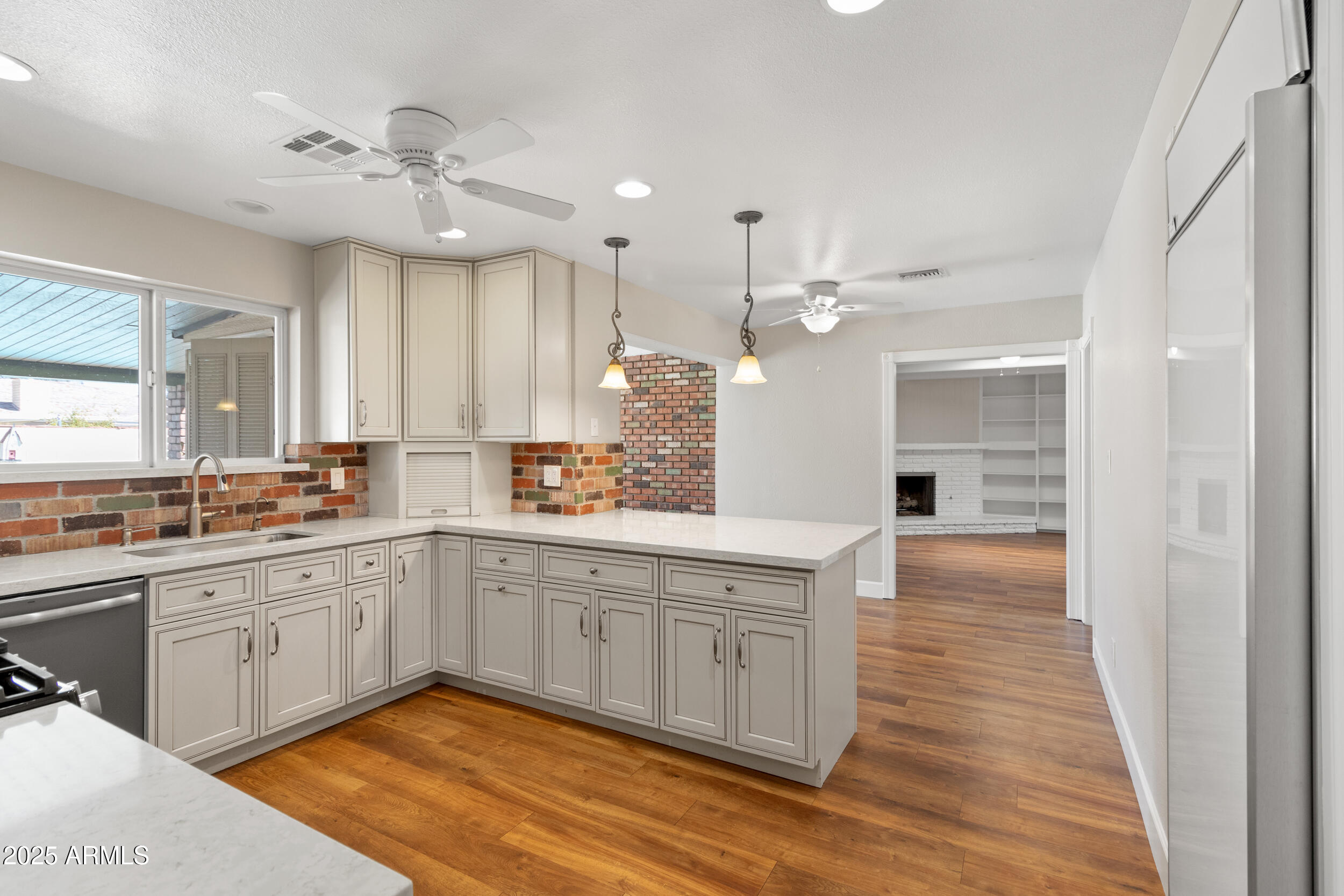 718 E FAIRMONT Drive