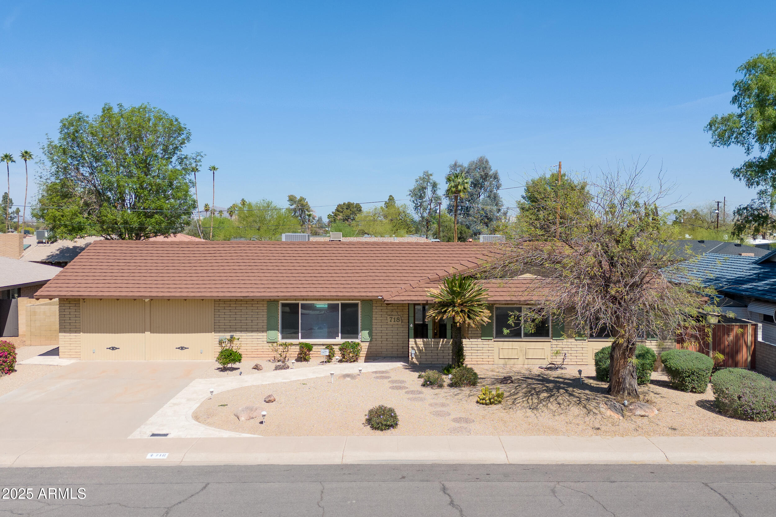 718 E FAIRMONT Drive